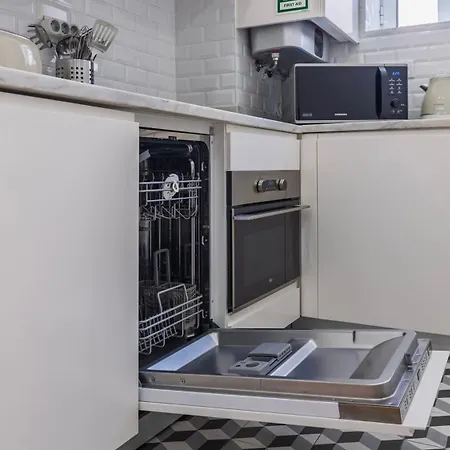 Bright 1br Flat In Bairro Alto By Lovelystay * Lissabon